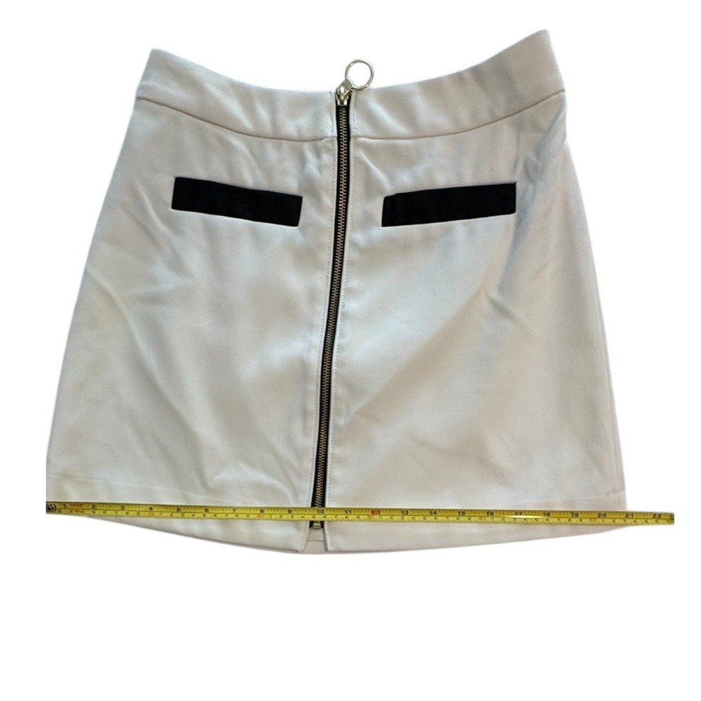 Express White A-Line Mini Skirt‎ with Front Gold Ring Zipper Black Trim Size 4 - Picture 3 of 8